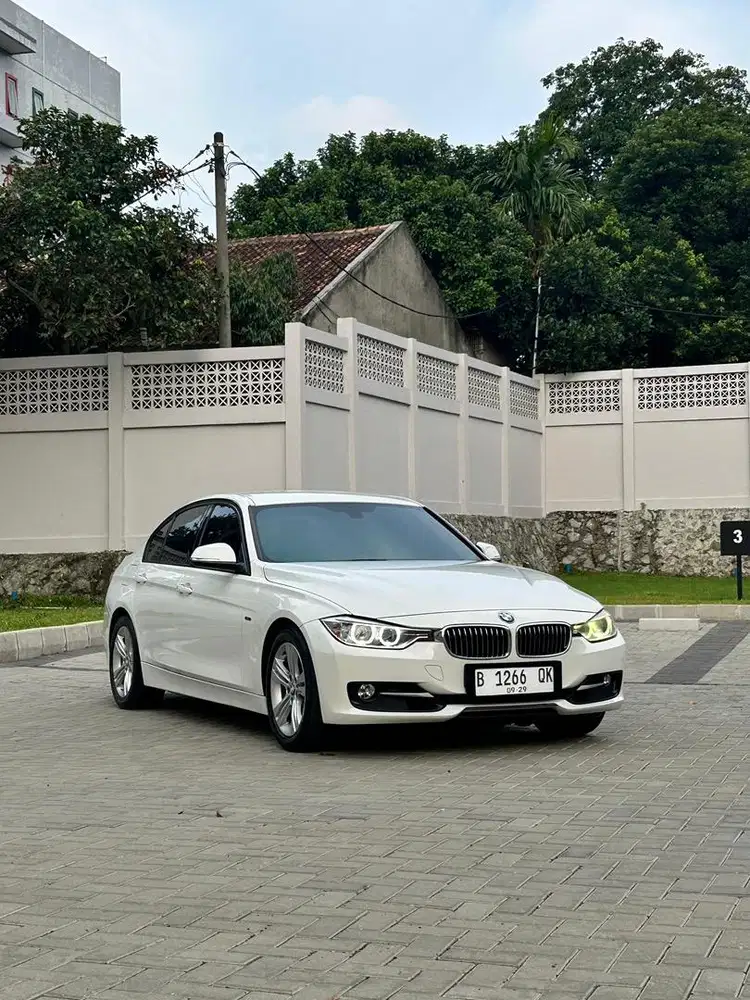 Mobil Sport 200jt an BMW 320i F30 Sport AT 2013 Putih murah jegatraya