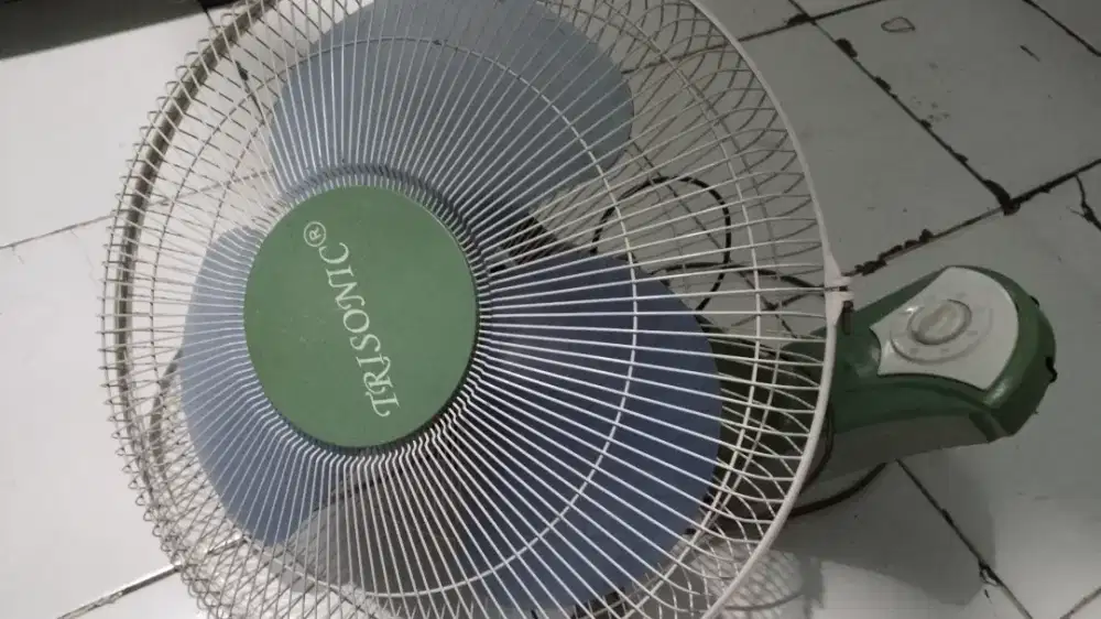 Kipas angin dinding terisonik