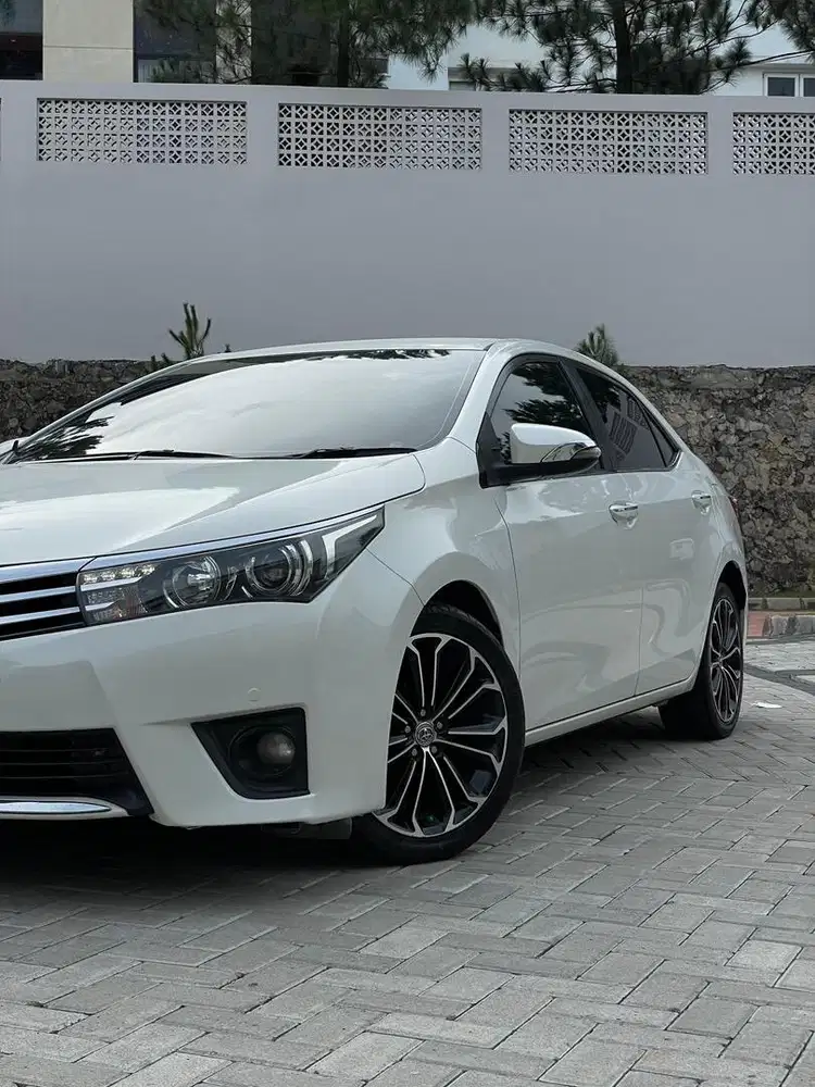 Sedan keren harga 150jt an Toyota Corolla Altis 1.8 V AT 2015 Putih