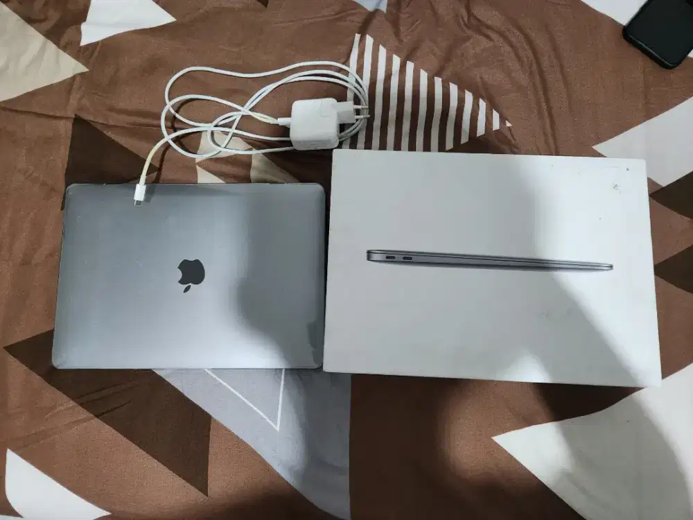 Macbook Air 2019 i5 256gb fullset