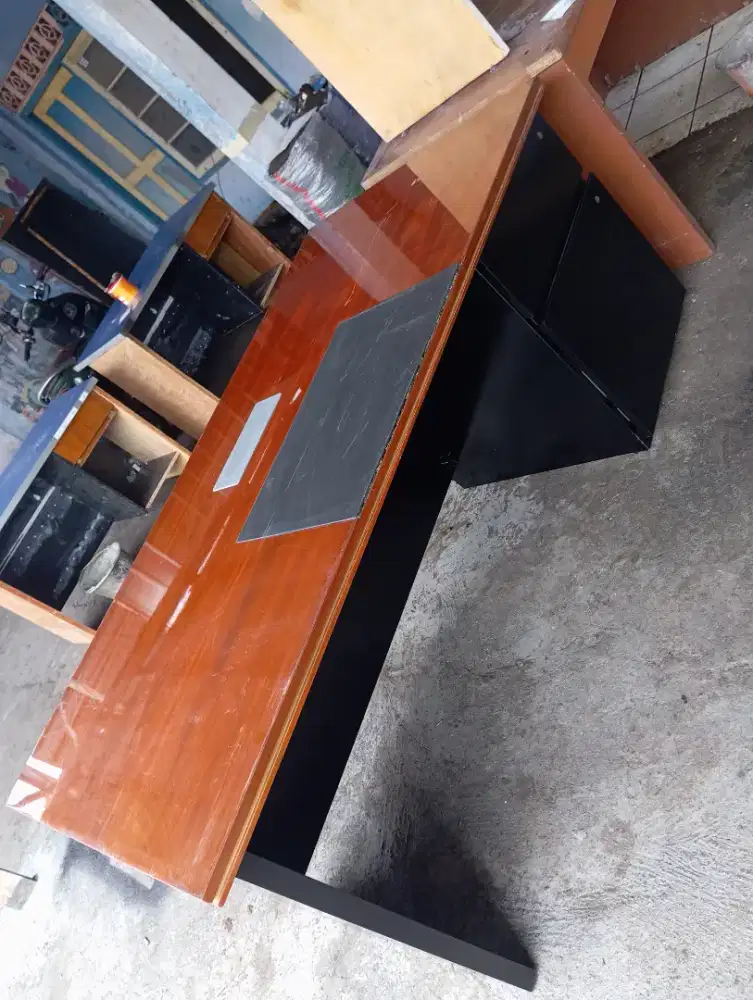 Meja kayu bekas seperti baru