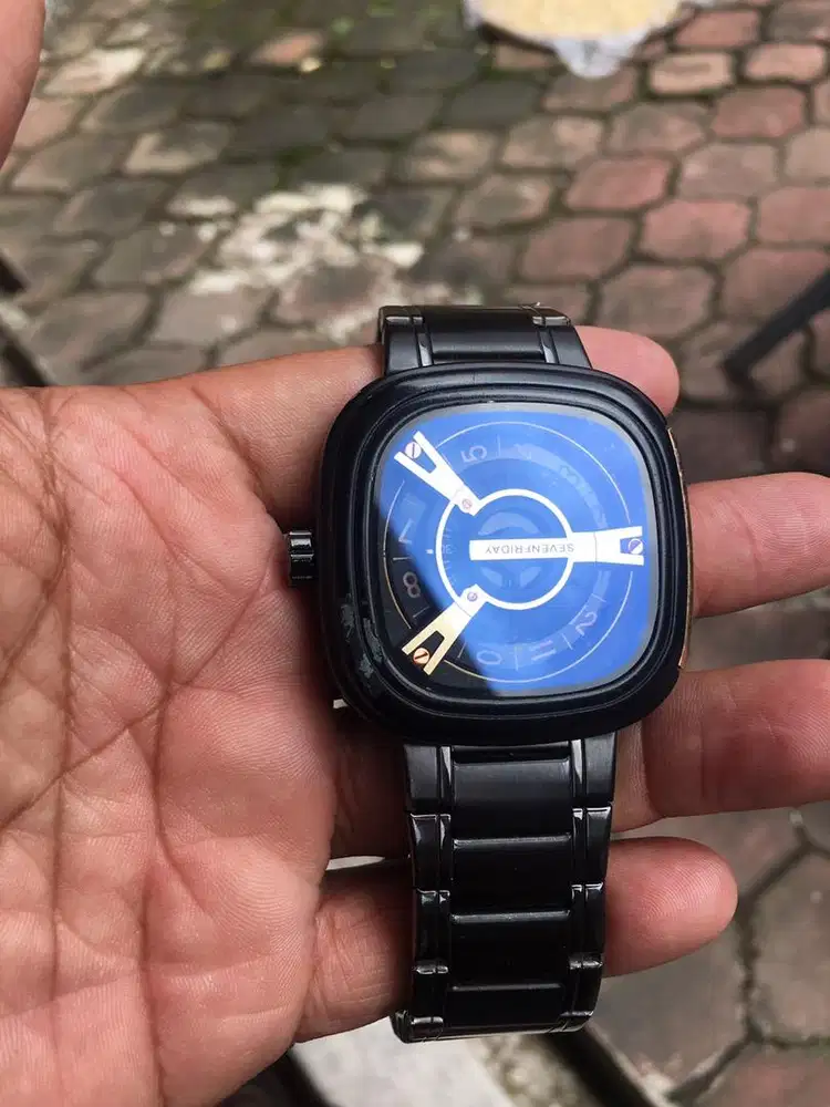 Jam tangan sevenfriday