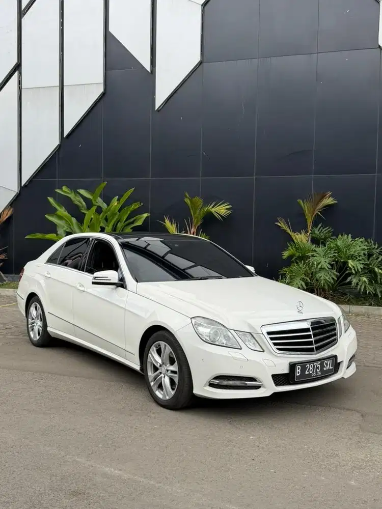 Mercedes E300 2011 km 58rb putih