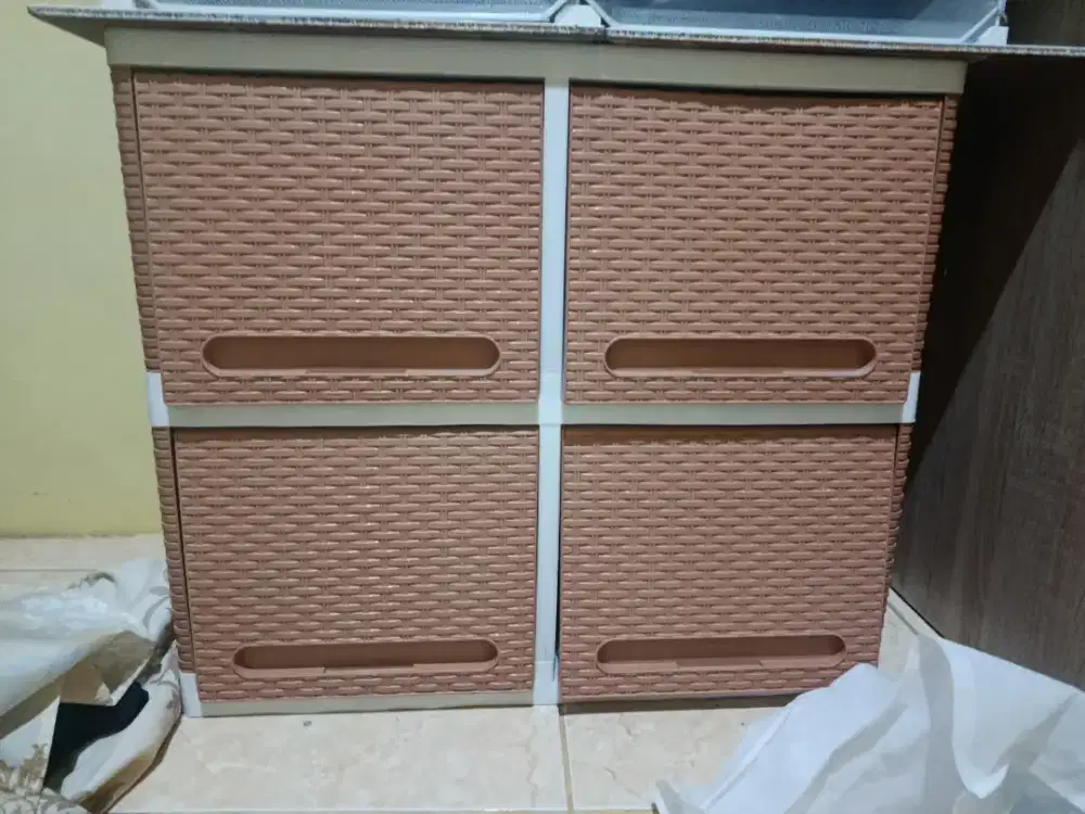 Lemari Plastik 4 pintu