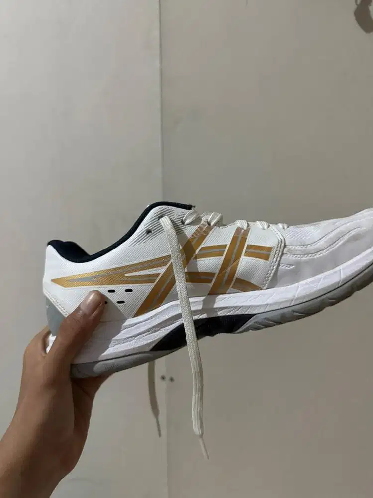 Sepatu ASICS untuk Running dan Volley