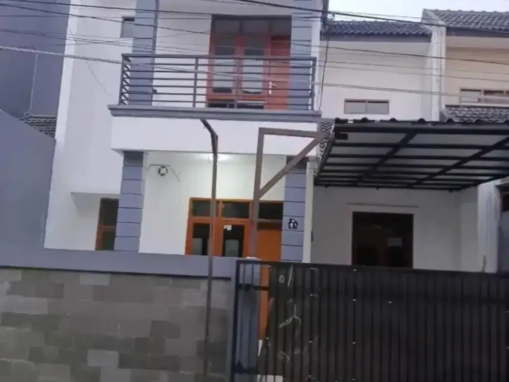 DISEWAKAN RUMAH TERAWAT 2 LANTAI DI KOMPLEK KIARA SARI BOLEH JUGA UNTUK KANTOR