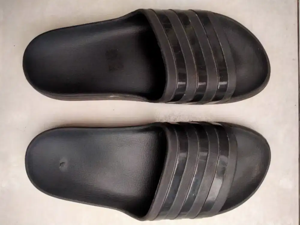 Sandal hitam strip 3