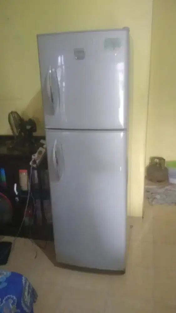 Kulkas 2pintu ukuran tinggi Toshiba Glacio.
