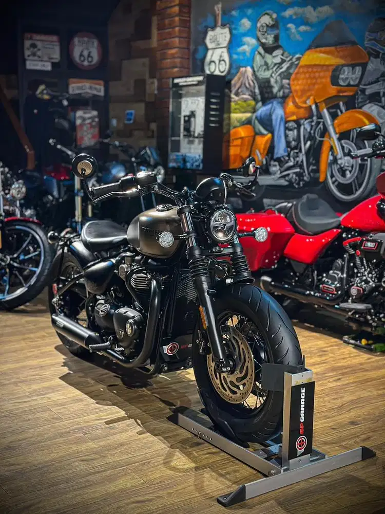 Triumph Bonneville Bobber 1200 double disc low odo acc ++ istimewa
