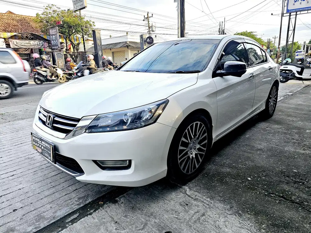 Dp 15jt. HONDA ACCORD V TILL 2013 Matic Putih
