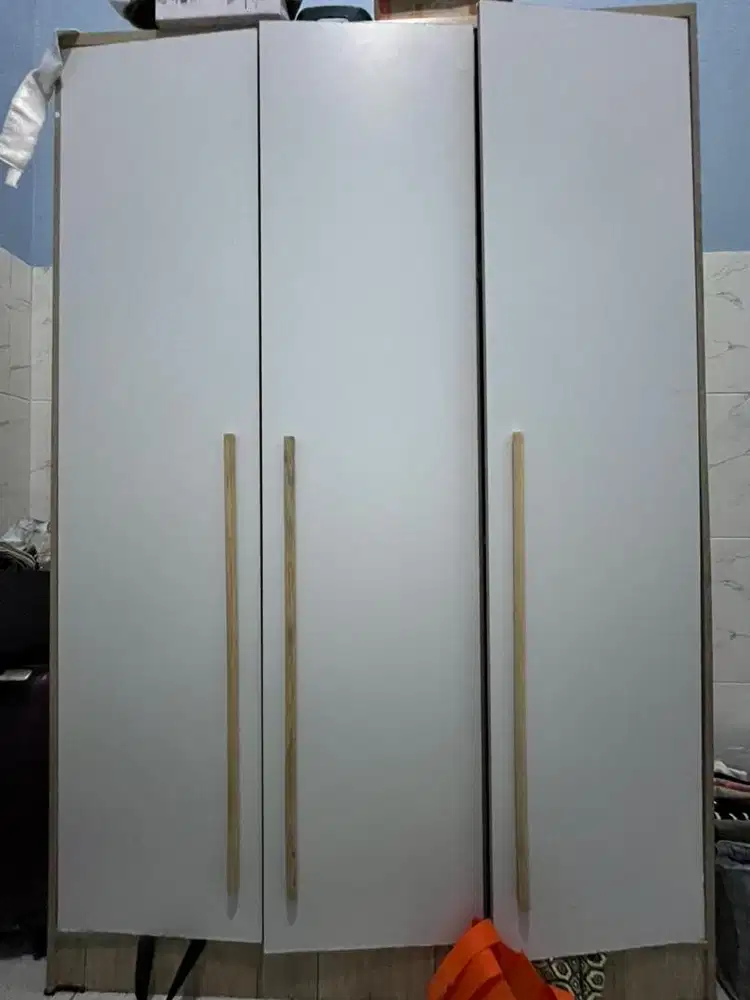 Lemari Zinus 3 Pintu + Kaca (di dalam)