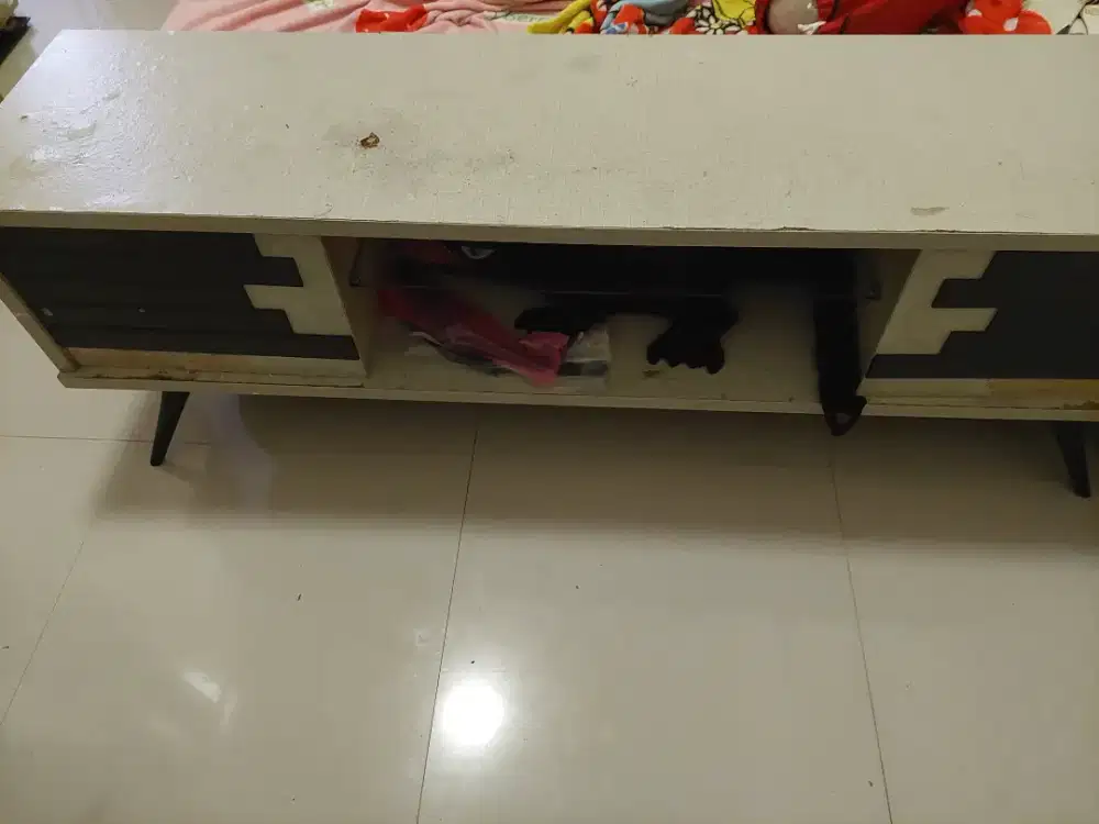 Meja televisi model minimalis