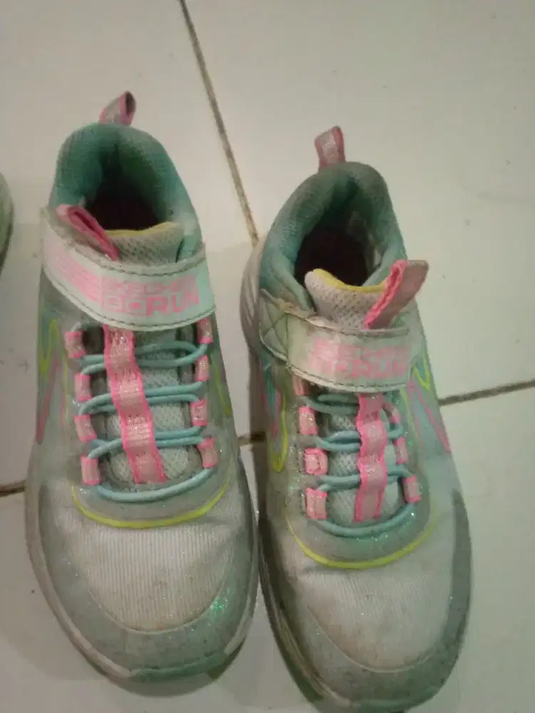 Sepatu anak skechers