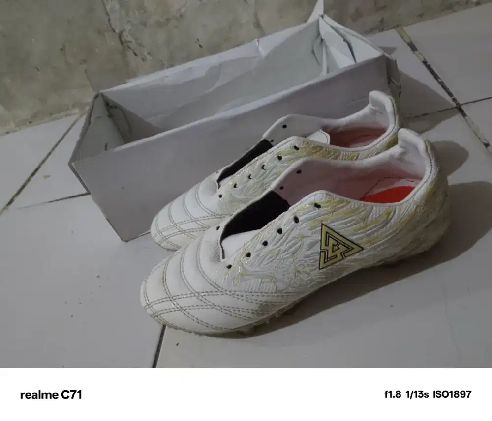 Sepatu bola anak laki laki