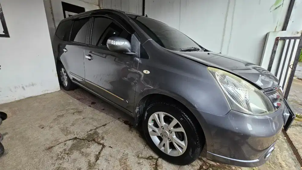 Grand Livina 1.5 Ultimate AT (2011)