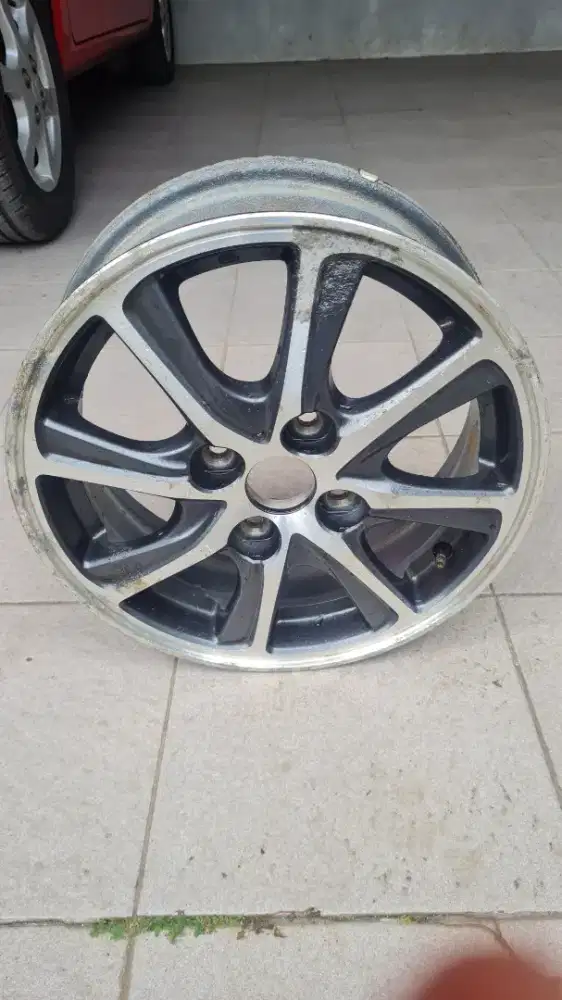 Velk mobil oem daihatsu ukuran 14 bawaan ori sesuai iklan ada 1 ya