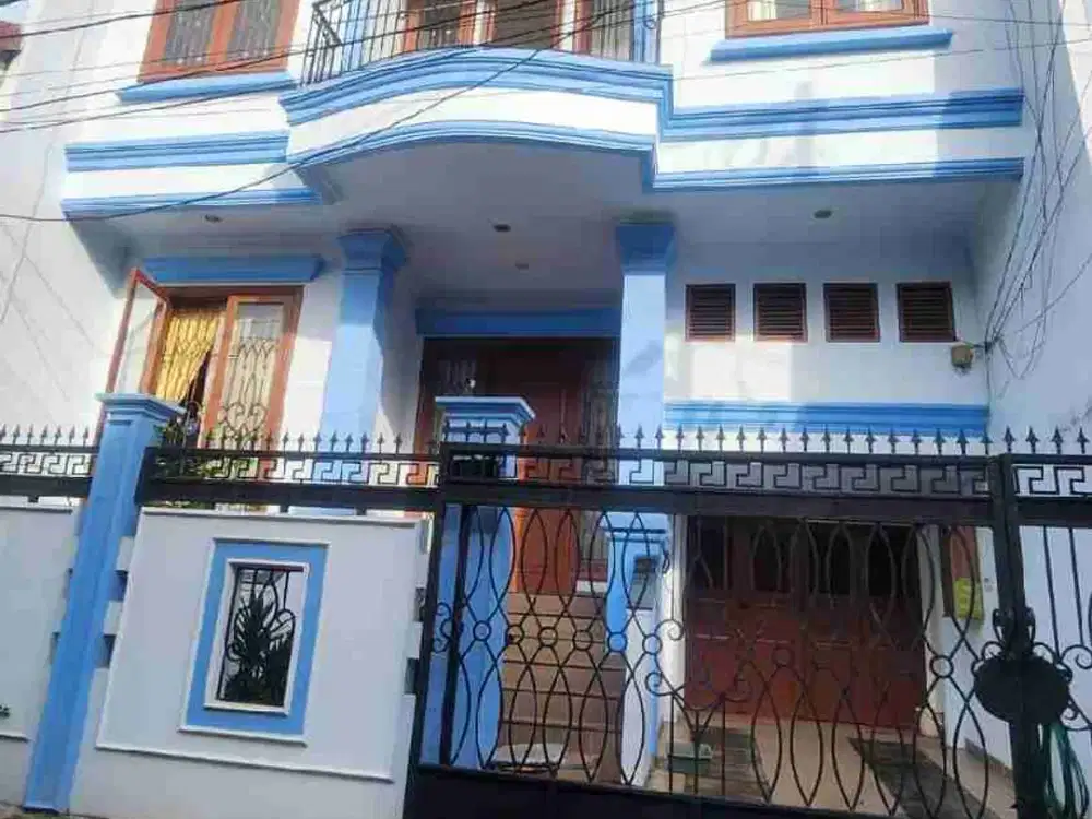 dijual rumah di pusat kota.