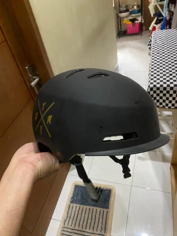 Helm sepeda warna hitam doff