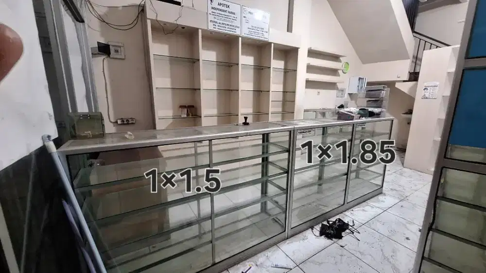 Etalase Kaca Bekas Apotek / Toko-kondisi baik (ukuran 1×1.5)