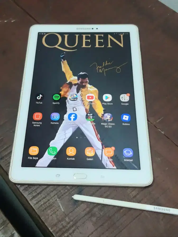 Samsung Galaxy Tab with S pen
SM-P585Y