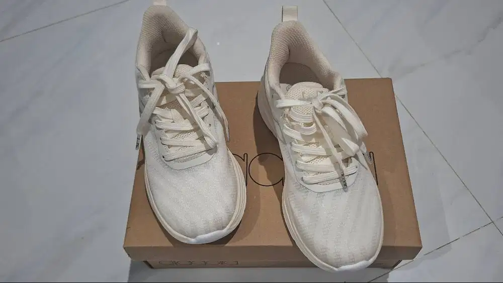 Sepatu joging wanita