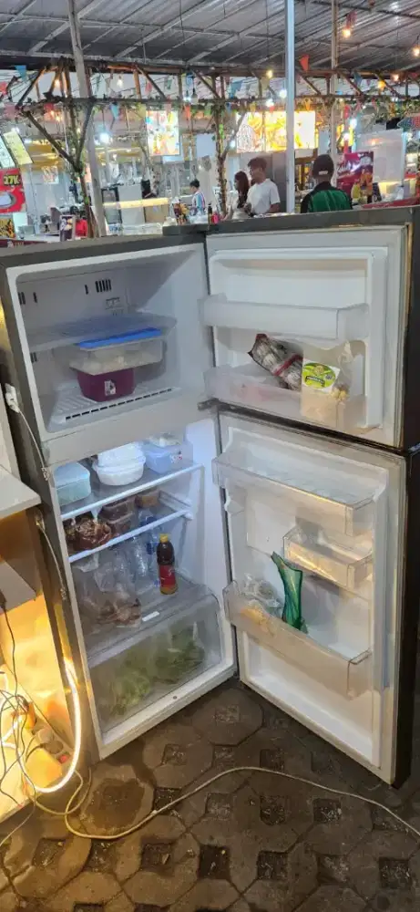 Kulkas 2 pintu, berfungsi dengan baik