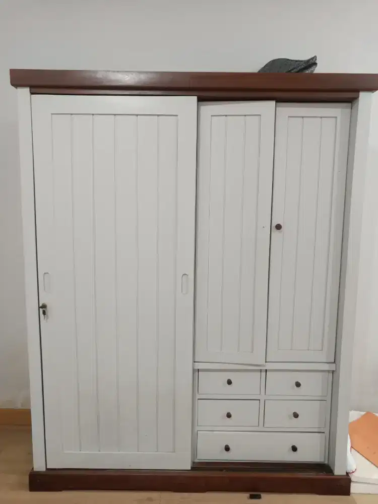 Lemari Kayu Jati Cat Duco Bekas like New