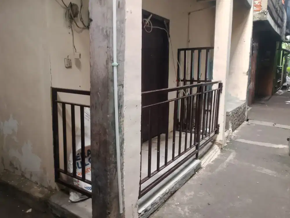 DIJUAL RUMAH KONTRAKAN BARU RENOV 2LNTAI 3 PINTU