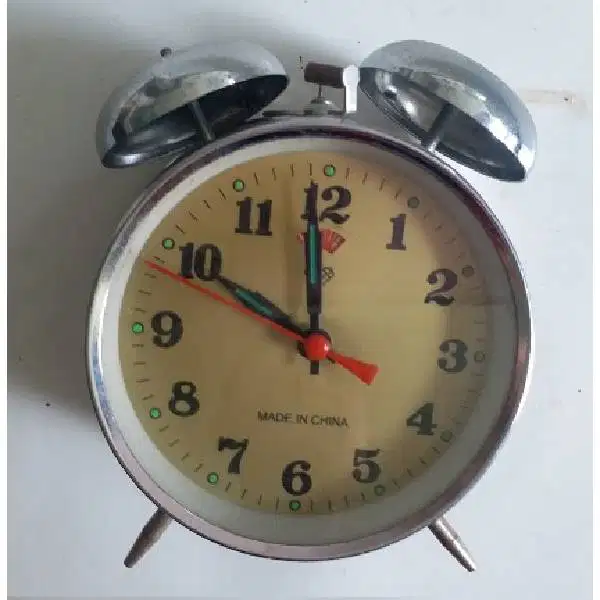 Jam meja / wekker dengan  memakai pengingat waktu masih berjalan norma