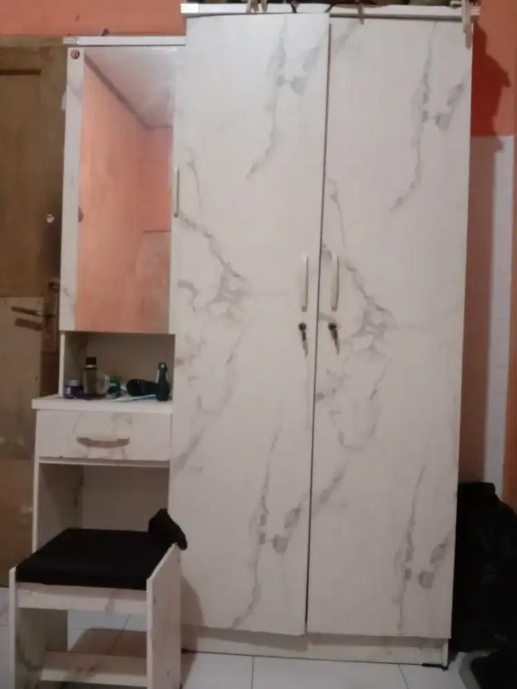 Lemari pakaian 3 pintu 1 kaca