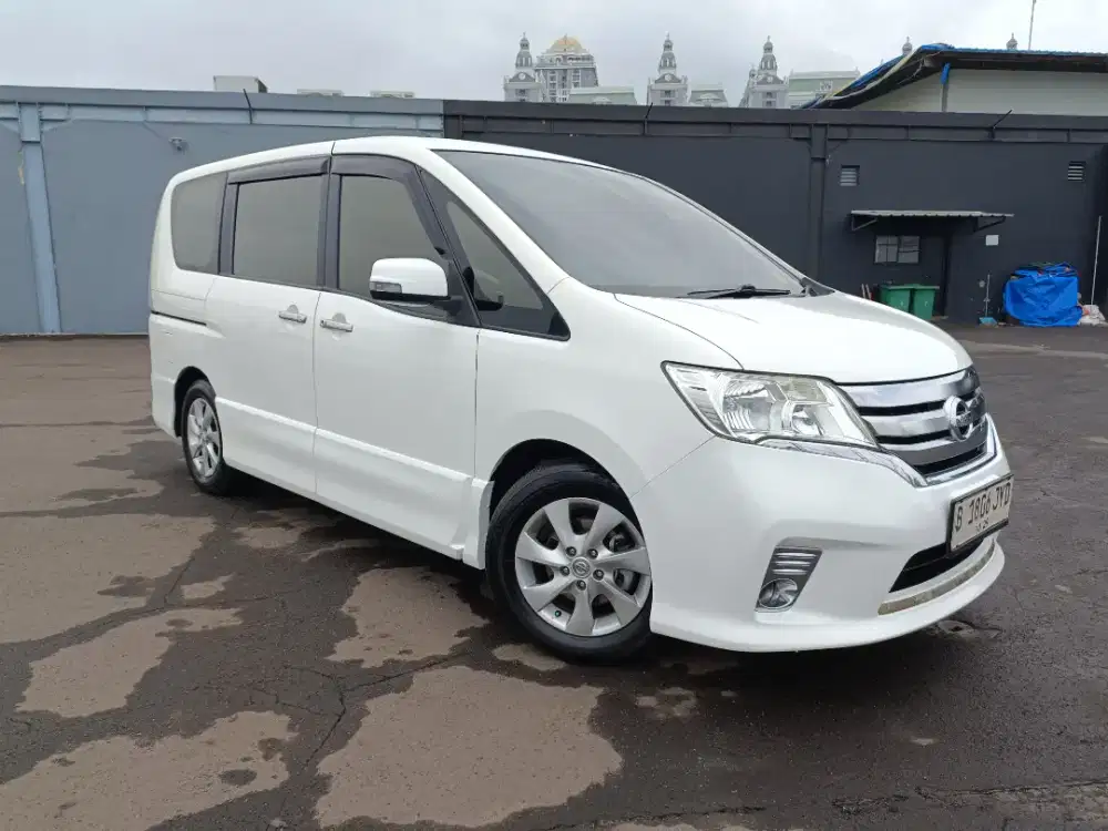NISSAN SERENA HWS AT PUTIH 2013 DP MURAH