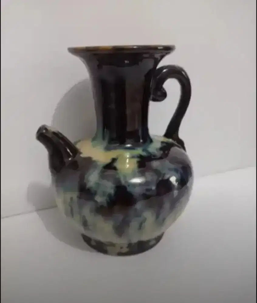 Vas Antik Mulus Utuh Bagus Buat Pajangan Dengan Motif Cantik