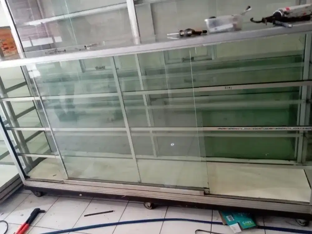 Etalase bekas 2 meter