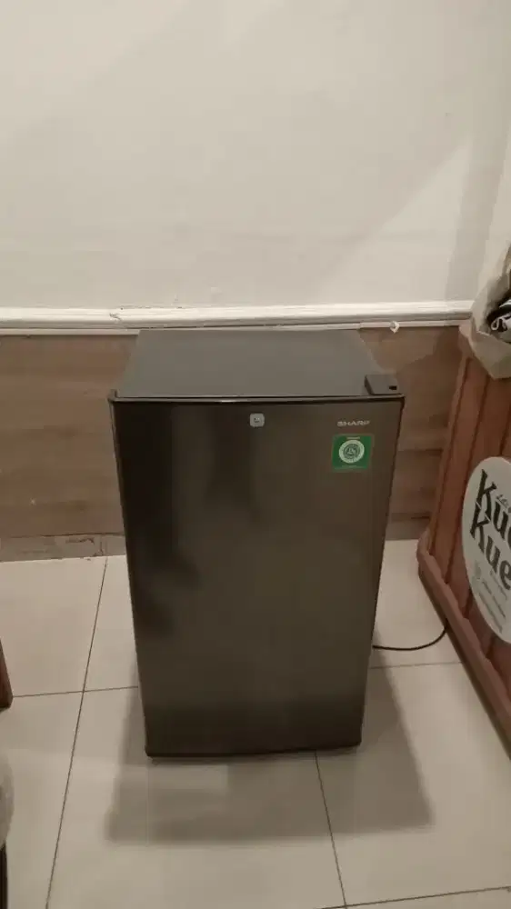 Sharp SJ-N162N-HS berwarna abu-abu gelap