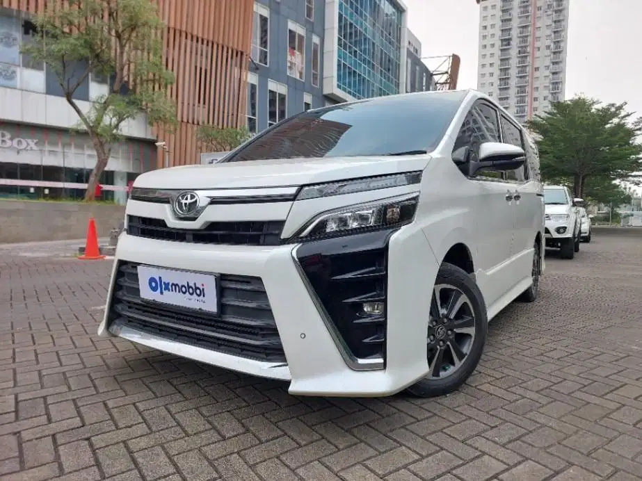 DP RINGAN Toyota Voxy 2.0 Bensin-AT 2017 Putih CSIIB