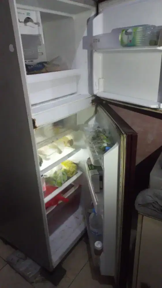 Kulkas 2 pintu merek sharp