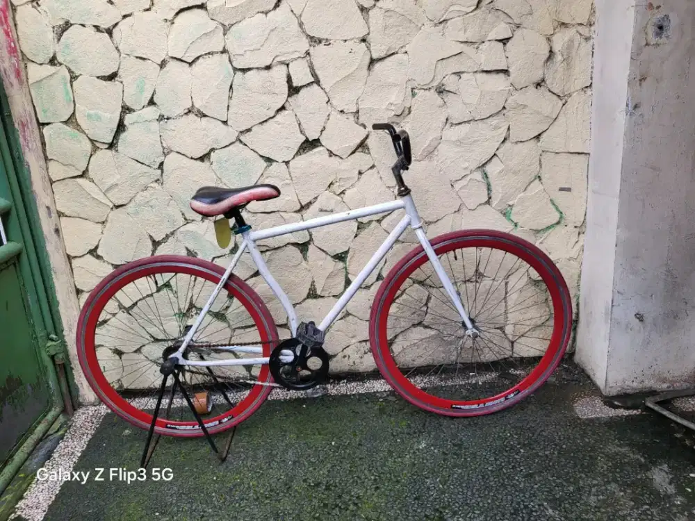 Jual butuh sepeda vixsi UK 700x23 kondisi normal siap gowes