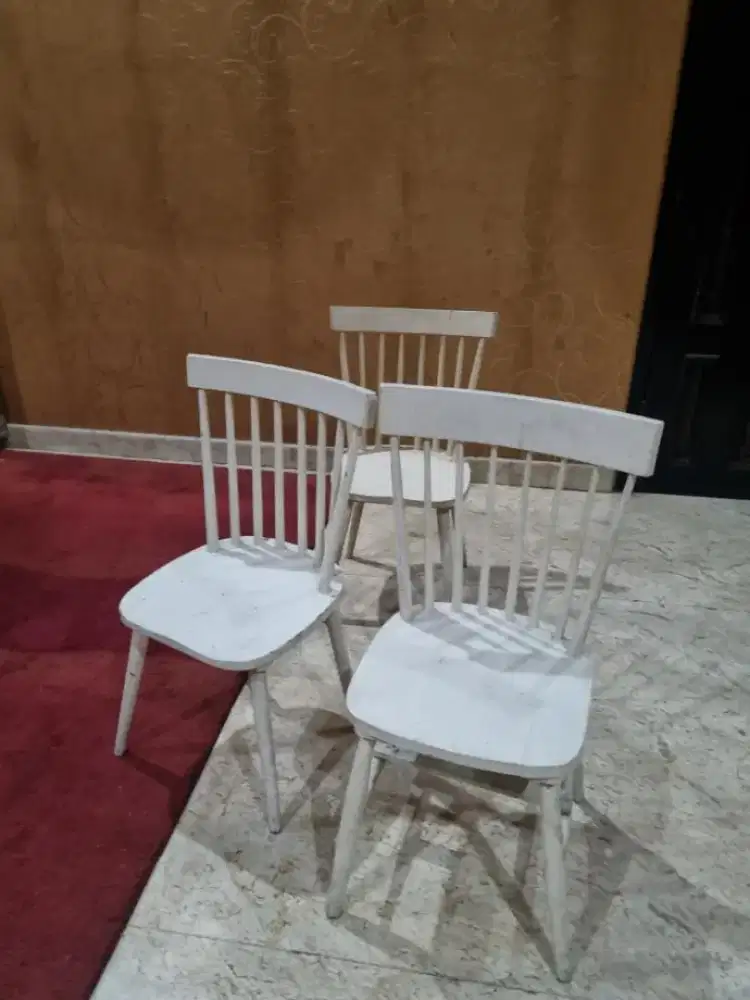 Kursi Vintage Putih