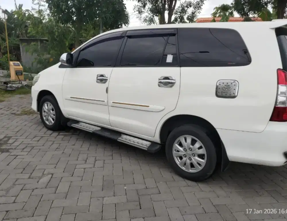 Kijang Innova G putih tahun 2013