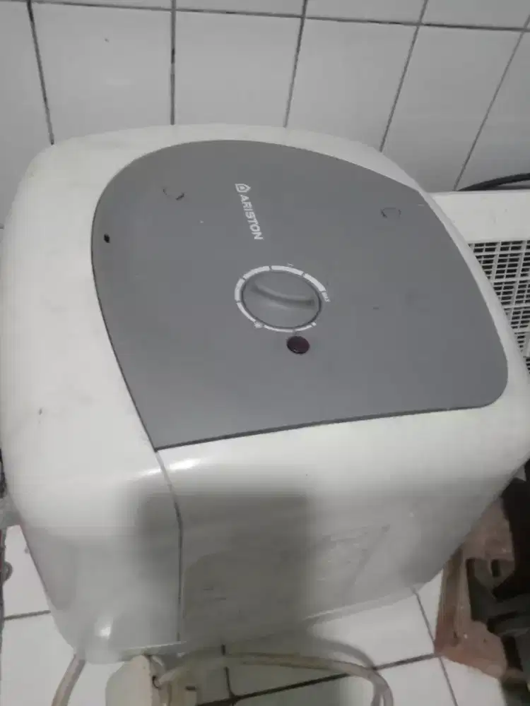 Pemanas air listrik untuk kamar mandi