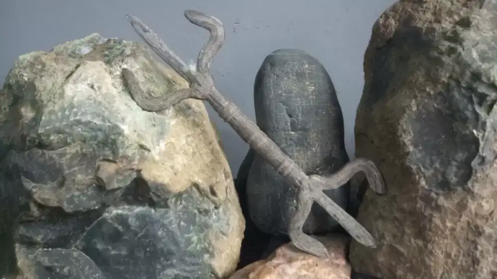 Pusaka Kembar Trisula (Sakral)