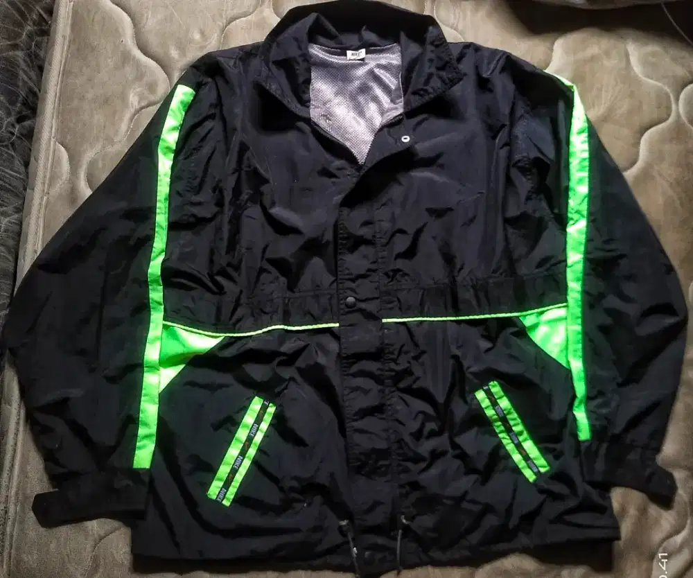 Jaket Reflektif parasut Nike