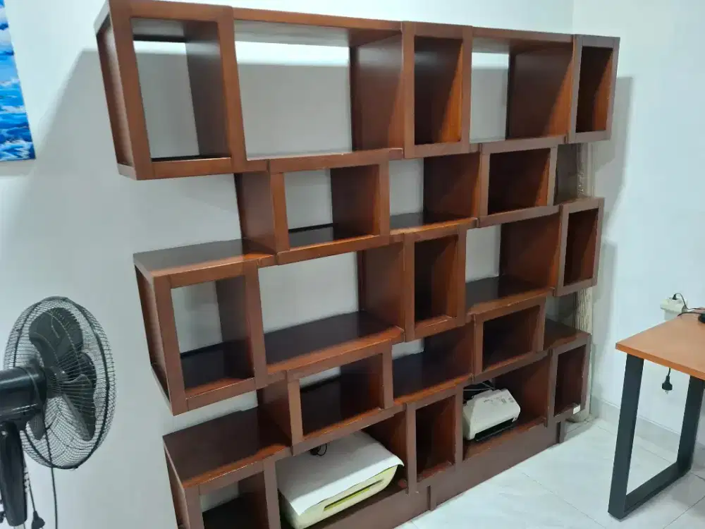 Lemari Pajangan Kayu Merk The Line