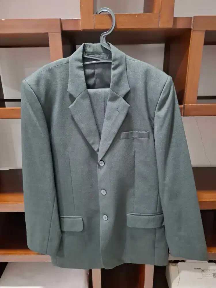 Setelan Jas Warna Abu-Abu