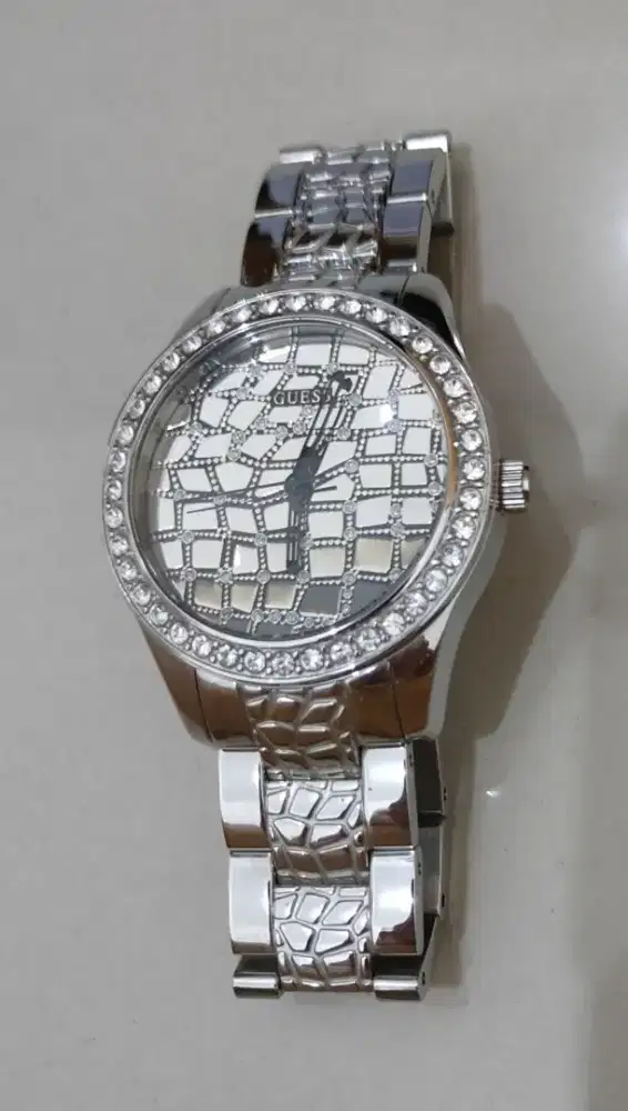Jam tangan merk Guess