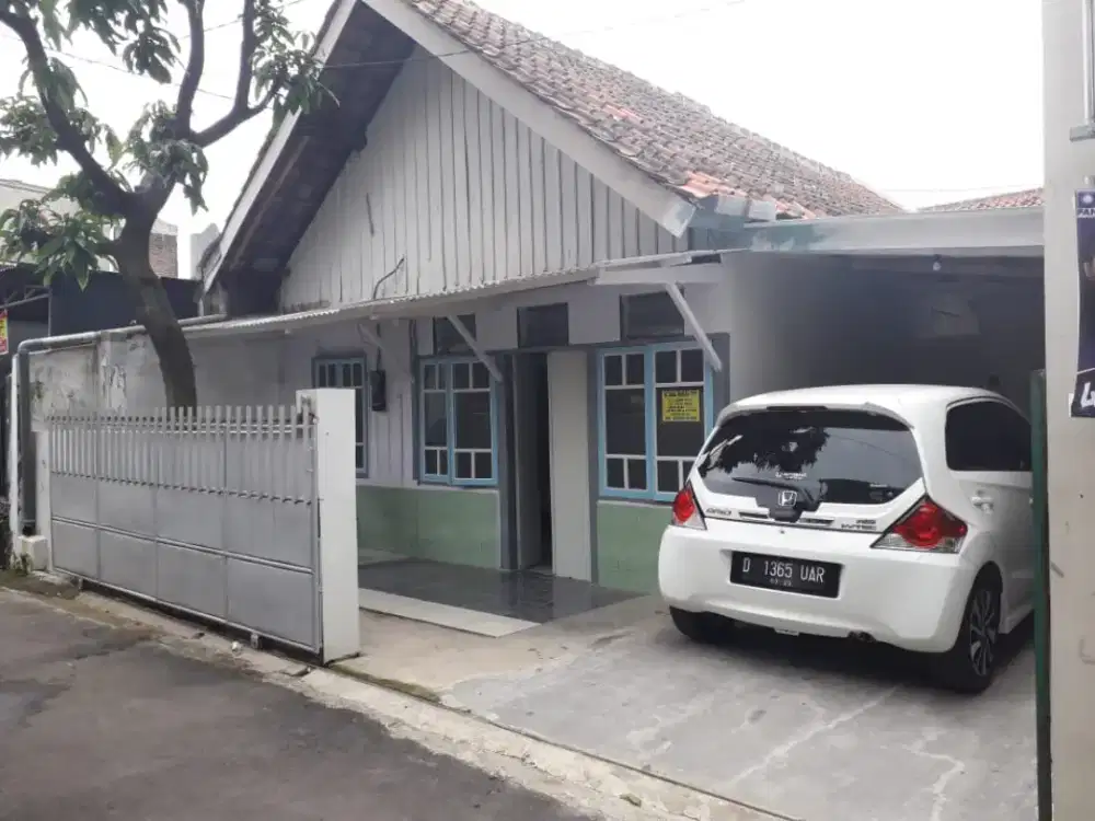 Rumah Klasik Daerah Pagarsih Dekat Pusat Kota