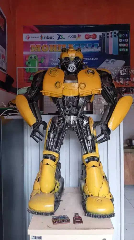 Patung logam Transformer Bumblebee
