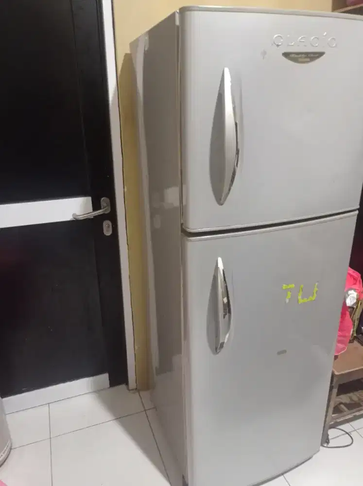 Jual kulkas Toshiba, bodi masih mulua.ga dingin