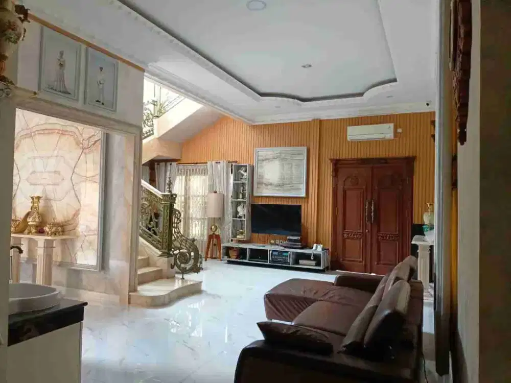 RUMAH MEWAH HOEK 2 LANTAI ADA BASEMENT DI CLUSTER TENGAH, DEKAT MAL!