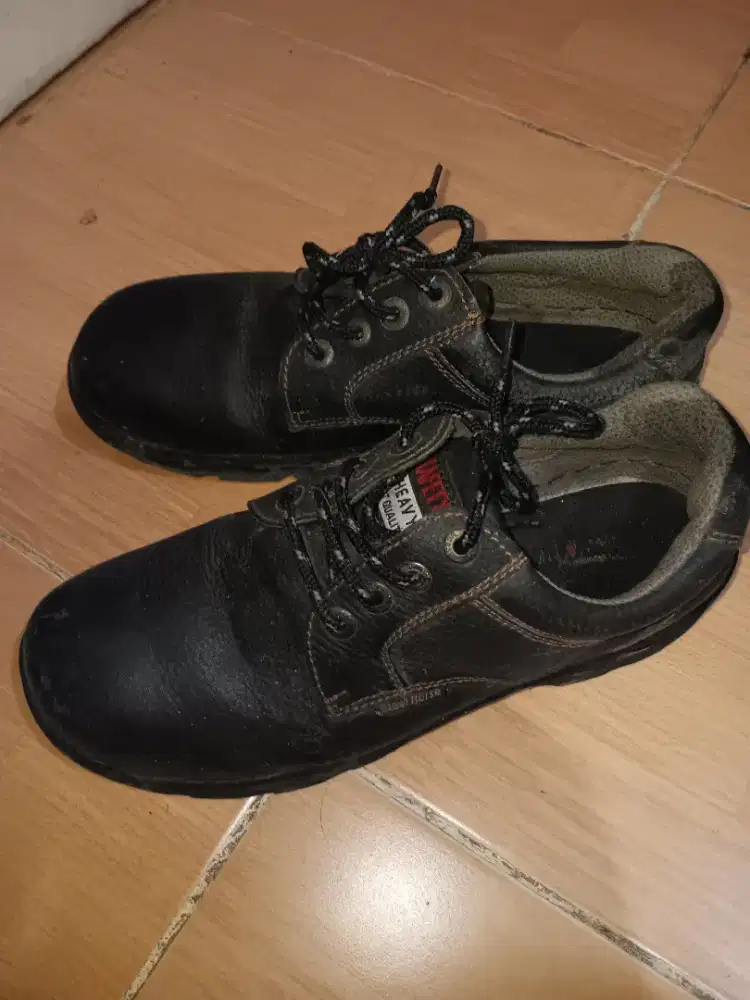 Sepatu safety steal horse